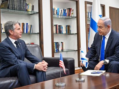 El primer ministro israelí, Benjamín Netanyahu, con el secretario de Estado estadounidense, Antony Blinken, en la base militar de Kirya, en Tel Aviv, este martes.