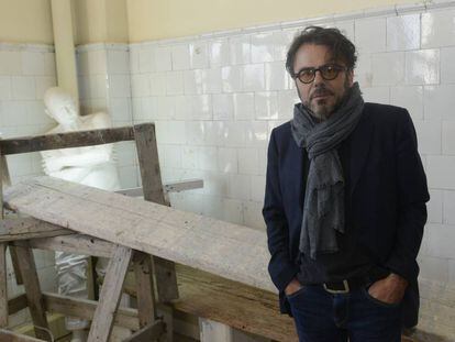 Bernardí Roig posa ante una de sus esculturas en el Centro de Arte Contemporáneo del Muntref.