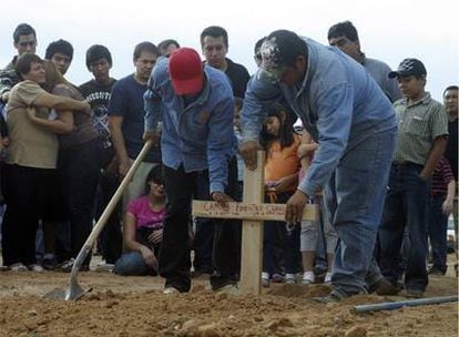 Entierro de Camila Fuentes, una niña mexicana de dos años muerta en el incendio de la guardería ABC en Hermosillo.