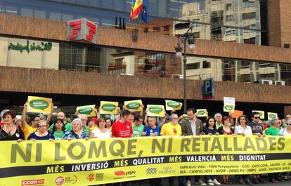 Concentración de la Plataforma per l'Ensenyament Públic frente a la Delegación del Gobierno en Valencia.