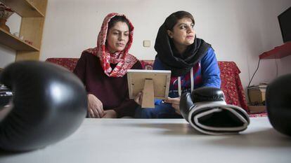 Shabnam (i) y Sadaf Rahimi, en su casa en Madrid. 