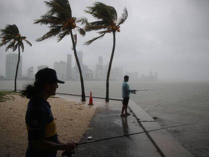 Dos hombres pescan este lunes en Miami (Florida) ante la llegada de la tormenta tropical Gordon.