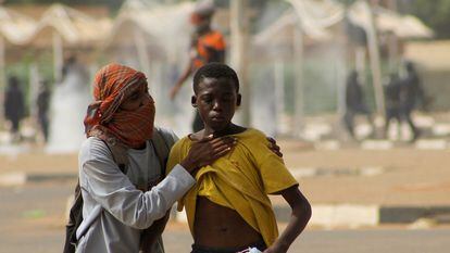 Un manifestante socorre a un adolescente durante una manifestación en Jartum, capital de Sudán, el 29 de septiembre de 2022.