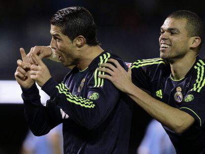Pepe felicita a Cristiano Ronaldo tras un gol. 