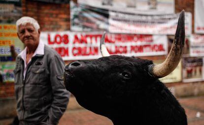 Un hombre pasea frente a la plaza de toros de La Santamaría en Bogotá en septiembre del 2014.