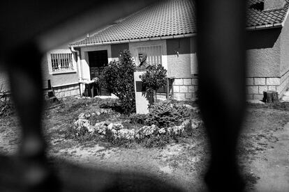 El jardín de la casa del Chava en El Barraco, con su busto.