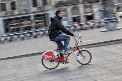 Un ciclista pedalea sobre una bicicleta del servicio Bicing en Barcelona.