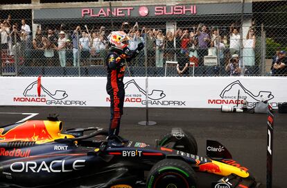 Max Verstappen celebra el primer puesto en el GP de Mónaco.