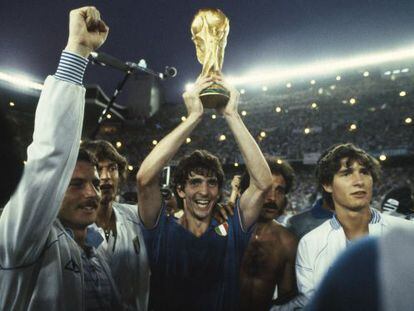 Paolo Rossi levanta el trofeo de la Copa del Mundo del 82