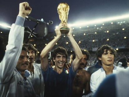 Paolo Rossi levanta el trofeo de la Copa del Mundo del 82