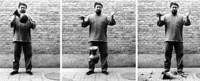 <i>Tirando al suelo una urna de la dinastía Han</i> (1995), serie de tres fotografías de una acción de Ai Weiwei.