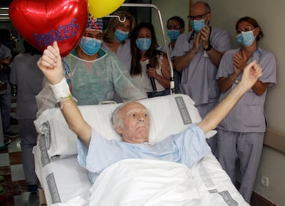 Marcos González, de 63 años. sale de la UCI, el 1 de junio, para su traslado a planta del Hospital General de Alicante tras 101 días ingresado por la covid-19.