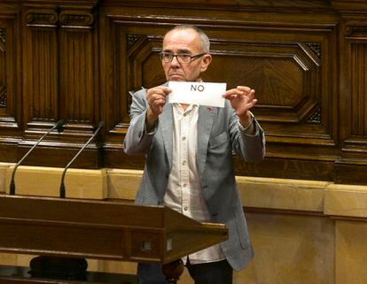 El diputado Joan Coscubiela, de Catanlunya Sí que es Pot, muestra su voto durante la votación de la segunda declaración de independencia, el 27 de octubre de 2017.