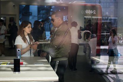 Una empleada de la nueva tienda Huawei de Barcelona atiende a un cliente.