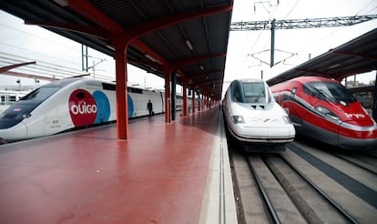 Trenes de los operadores Ouigo, Renfe e Iryo en la estación de Chamartín.