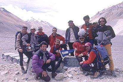 El equipo de <i>Al filo de lo imposible,</i> en el Everest.