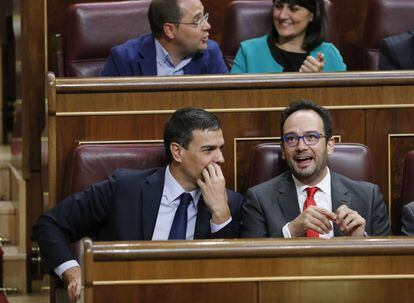 El líder del PSOE, Pedro Sánchez, conversa con el portavoz socialista Antonio Hernando, durante la sesión constitutiva de las Cortes Generales de la XII Legislatura que tiene lugar hoy en el Congreso de los Diputados.
