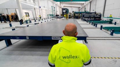 Interior de la fábrica Wallex en Aranda de Duero (Burgos) y uno de sus operarios.