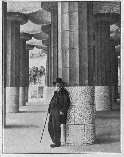 Eusebi Güell a la Sala Hipòstila del Park Güell, a la revista 'La Esfera', del 31 de juliol de 1915.