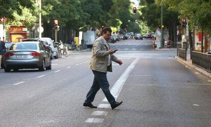 El presidente extremeño, Guillermo Fernández Vara, cruzando por la calle Ferraz. 