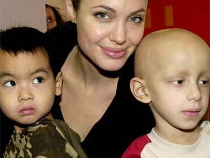 Angelina Jolie y Maddox, con un paciente del Hospital Americano de Beirut.