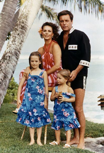 Natalie Wood junto a su marido, Robert Wagner, y sus dos hijas, Natasha y Courtney