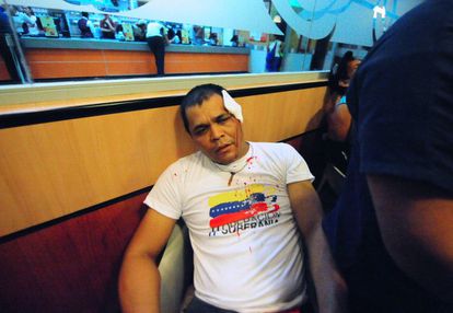 Un estudiante de la oposici&oacute;n result&oacute; herido por seguidores de Maduro durante una manifestaci&oacute;n celebrada el 8 de abril de 2013. 