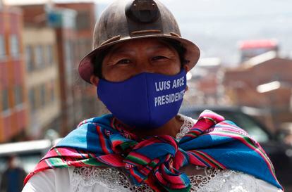 Una mujer porta un casco minero durante una marcha en apoyo de Luis Arce, aspirante del Movimiento al Socialismo, el pasado 19 de septiembre.