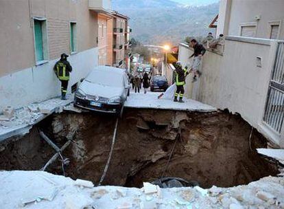 El seísmo ha causado importantes daños materiales en varias localidades de la zona. En la foto, un socavón en una calle del centro de L'Aquila.
