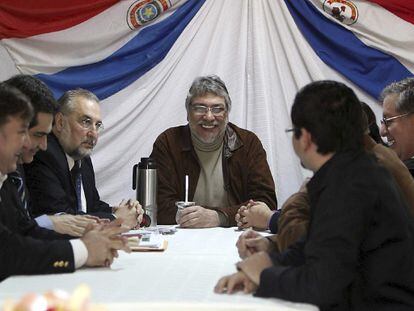 Mientras el nuevo Gobierno de Paraguay tomaba posesión, el expresidente Fernando Lugo reunió el lunes un equipo propio que denominó 'Gabinete por la restauración democrática' formado por sus colaboradores.