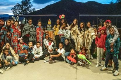 Kevin Hart - El actor y humorista, conocido por películas como Jumanji: Bienvenidos a la jungla, se convirtió en el involuntario protagonista de la festividad de 2018 con motivo de la fiesta de cumpleaños que organizó para su hijo Kenzo. La comunidad tuitera criticó con dureza la temática de la fiesta, “vaqueros contra indios”, y le acusaron de apropiación cultural en una jornada que muchos consideran como una infame celebración del genocidio y robo de tierras de los pueblos indígenas. Hart se defendió en su programa de radio alegando que la premisa de la fiesta se basaba en las películas del Oeste y explicó que su caso era una muestra de “lo estúpido que se había convertido el mundo por culpa de las opiniones”. (En la imagen, Hart se sitúa a la derecha)