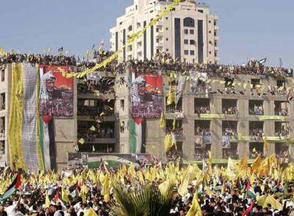 Miles de seguidores de Al Fatah reunidos para conmemorar el tercer aniversario de la muerte de Yasir Arafat, en Gaza.