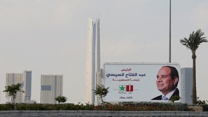 Un cartel electoral de la candidatura del presidente de Egipto, Abdelfatá al Sisi, unos 45 kilómetros al este de El Cairo.