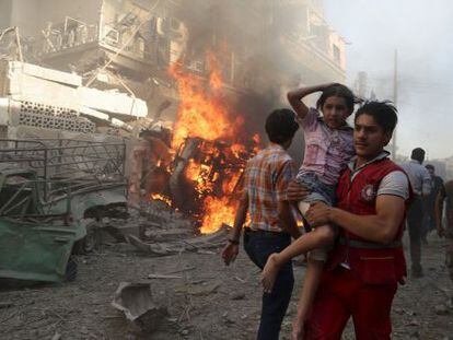 Equipos de emergencias rescatan a civiles tras un bombardeo en las afueras de Damasco.