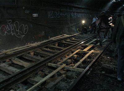 Túnel de la línea 2 de metro en el que fue descubierto en la madrugada de ayer un agujero bajo las vías.