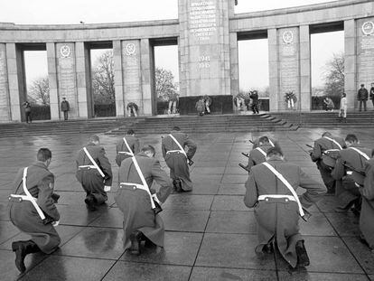 Retirada de tropas de la Guardia de Honor soviética en un monumento del distrito berlinés de Tiergarten, en diciembre de 1990.