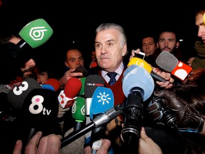 El ex tesorero del PP, Luis Barcenas, en su primera salida de la carcel de Soto del Real en 2015. © Claudio Alvarez