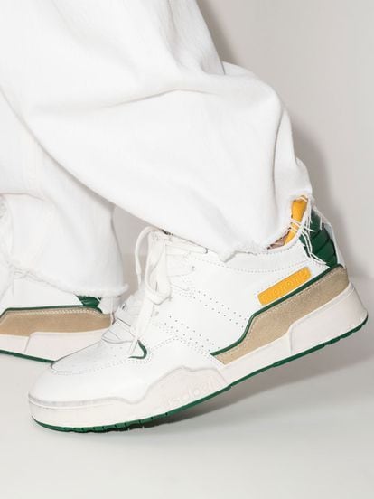 Isabel Marant, icono del estilo parisino “effortless chic”, actualiza las clásicas sneakers blancas en este diseño de piel. Unas zapatillas que aportarán a tu vestidor un aire vintage perfecto para el día a día. 