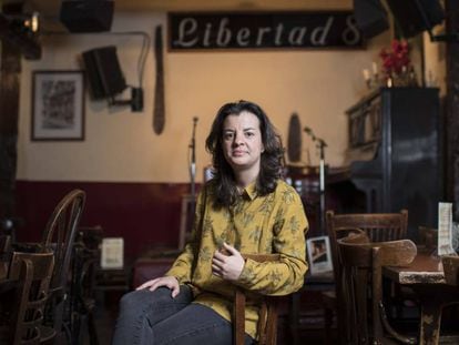 La cantautora segoviana, Esther Zecco, posa en el interior del café Libertad 8, en Madrid.
