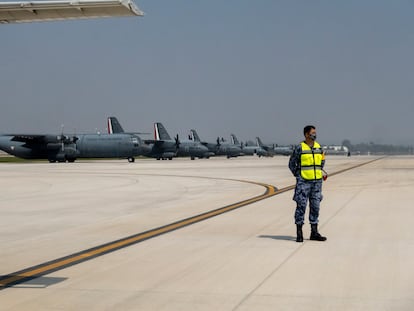 Un militar hace guardia en el hangar de funcionarios en el nuevo aeropuerto de Ciudad de México Felipe Ángeles.