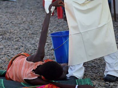 Un enfermo de ébola atendido en Kenema (Sierra Leona).