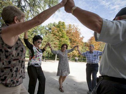 Miembros del Cercle Catal&agrave; de Madrid bailan una sardana en el parque del Retiro este domingo.