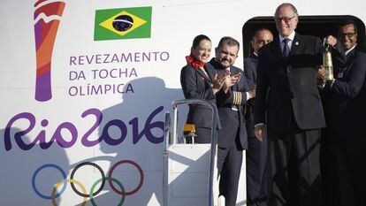 Carlos Nuzman, el jefe del comité organizador de los Juegos Olímpicos, llega con la llama olímpica en una linterna a Río desde Ginebra.