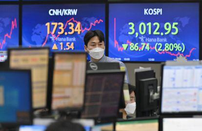 Un operador financiero del mercado de divisas, este viernes en Seúl (Corea del Sur).