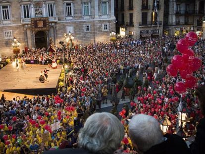 Xavier Trias i N&uacute;ria Gispert contemplan desde el balc&oacute;n del Ayuntamiento el primer espect&aacute;culo de las Fiestas de la Merc&egrave;.