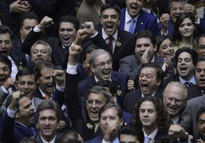 BRA63. BRASILIA (BRASIL), 01/02/2015- Fotograf&iacute;a cedida por la Agencia Brasil hoy, domingo, 01 de febrero de 2015, que muestra el presidente de la C&aacute;mara Baja de Brasil, elegido para un nuevo mandato de dos a&ntilde;os, el diputado Eduardo Cunha (c), en Brasilia (Brasil). La C&aacute;mara Baja de Brasil eligi&oacute; hoy como su presidente para los dos pr&oacute;ximos a&ntilde;os al diputado Eduardo Cunha, un legislador de un partido oficialista pero cuya candidatura era rechazada por el Gobierno por defender una mayor independencia del Legislativo frente al Ejecutivo. EFE/Wilson Dias/AGENCIA BRASIL/SOLO USO EDITORIAL/NO VENTAS