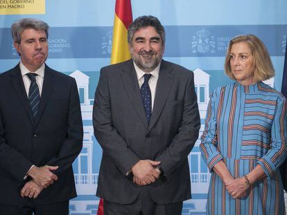 José Manuel Rodríguez Uribes, entre Ángel Garrido y Concepción Dancausa.