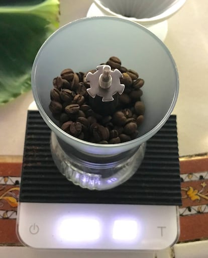 MOLIENDO EL CAFÉ POCO ANTES DE PREPARARLO / CAPEL