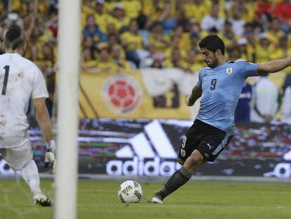 Luis Su&aacute;rez remata en el duelo ante Colombia. 