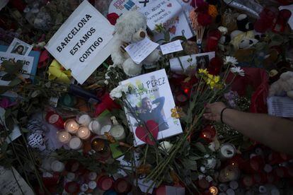 Flores y fotos en homenaje a Pau P&eacute;rez Vill&aacute;n, asesinado por un yihadista en Vilafranca del Pened&eacute;s.